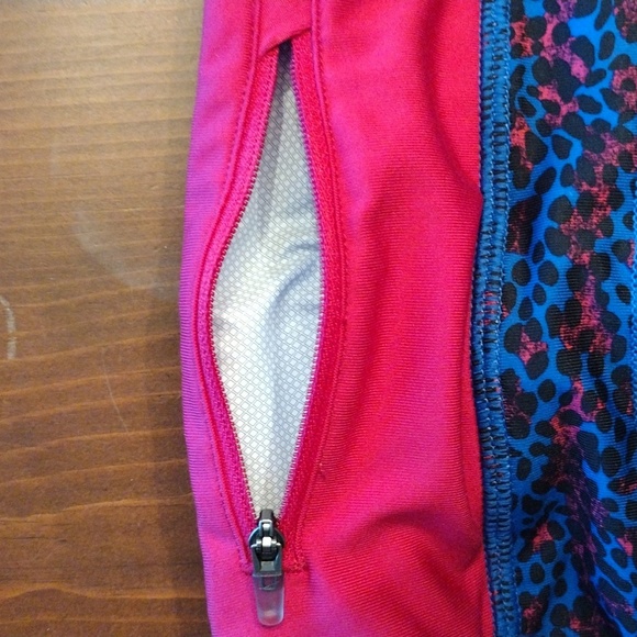 NWT Nike Dri-Fit Racer Leopard Print Capri Leggings, Size XS, Blue/Pink/Black - Picture 9 of 9